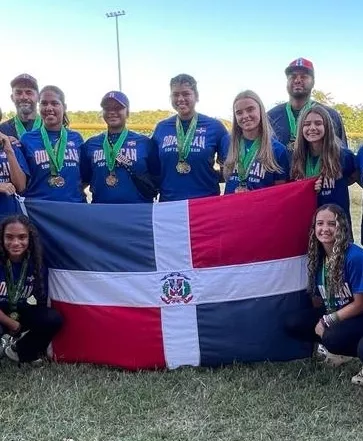 Jugadores sostiene la bandera luego de ganar bronce