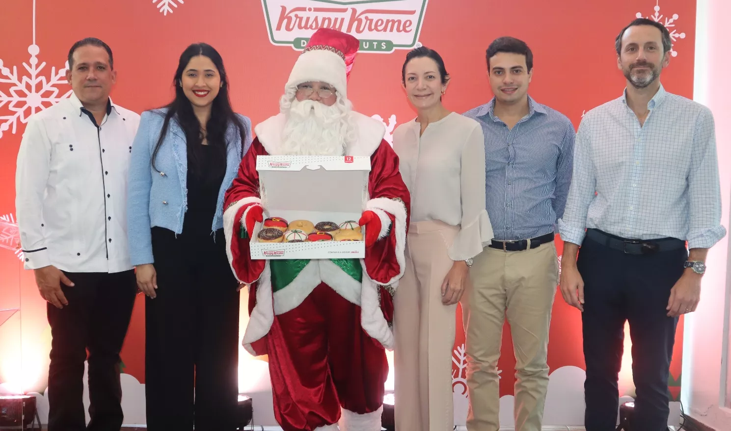 Luis Castellanos, Alexandra Bodden, Santa Claus, Isabel Turull, Domingo Bermúdez y  Marcos Sánchez.