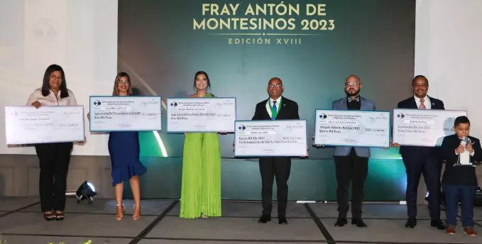 Los defensores  reconocidos en los premios.