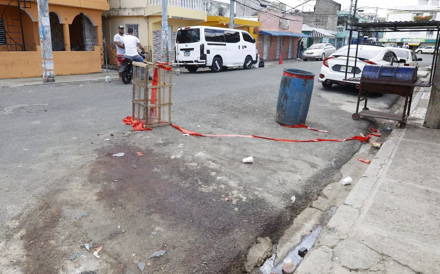 Varios casquillos permanecían ayer en la escena del crimen.