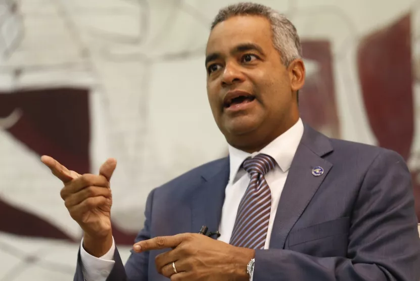 Santos destacó  la importancia  de la empresa VINCI.