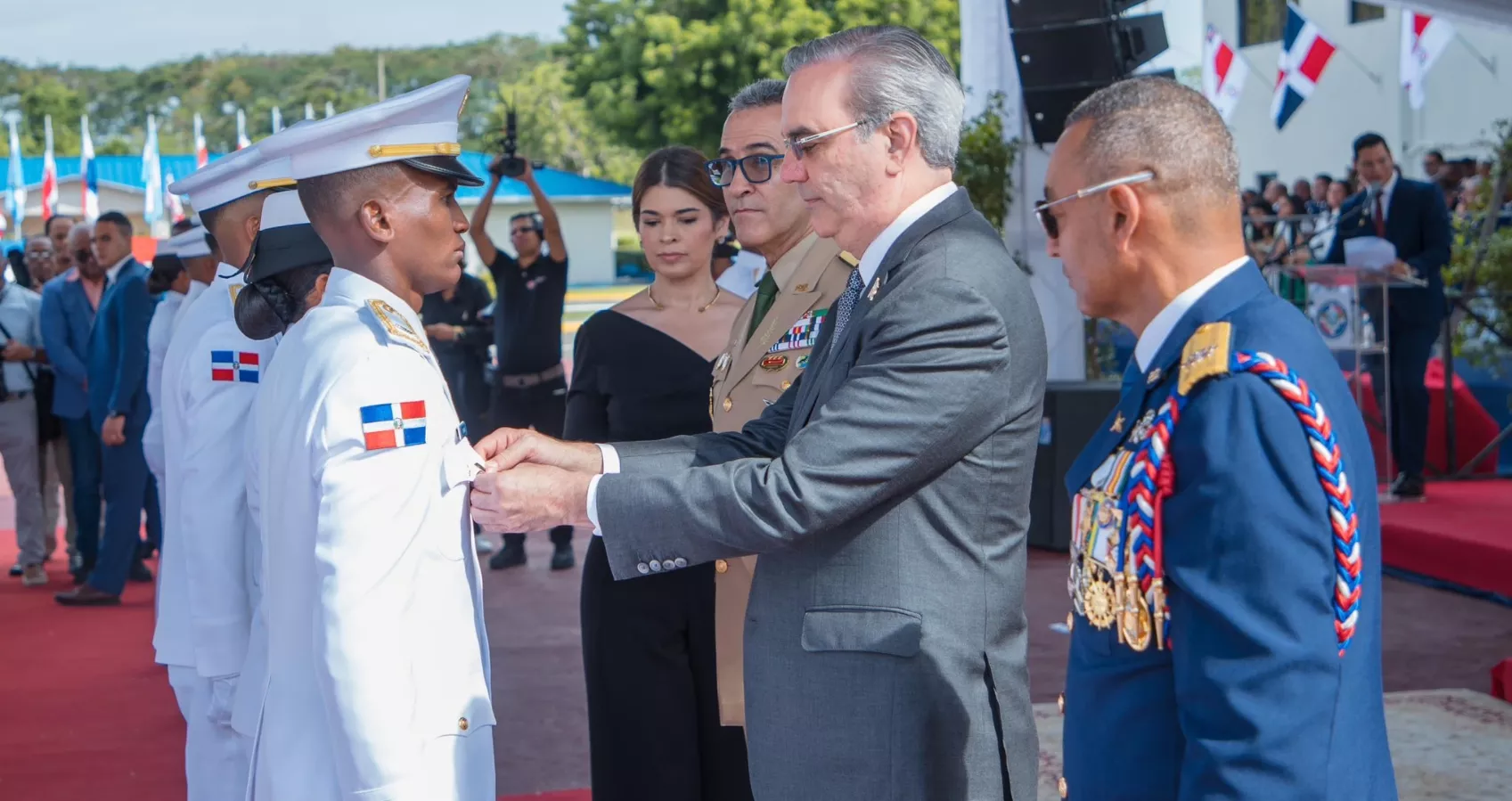 El presidente Abinader tomó el juramento de honor a los nuevos graduados e hizo entrega de los sables de mando a los oficiales.