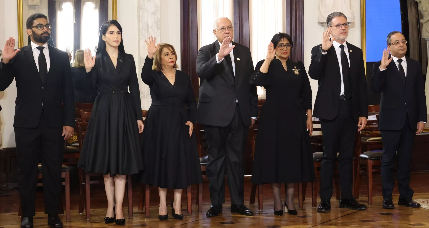 Nuevos jueces  del TC, primer y segundo suplente del presidente fueron jaramentados en el Salón Las Cariátides, del Palacio.,p01