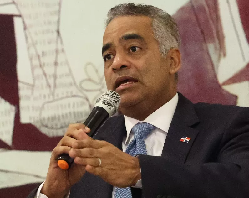 Santos participó el martes en encuentro Grupo Corripio.