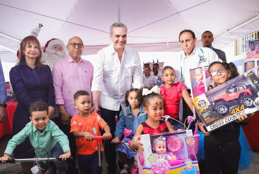 El mandatario compartió con infantes de la barriada.