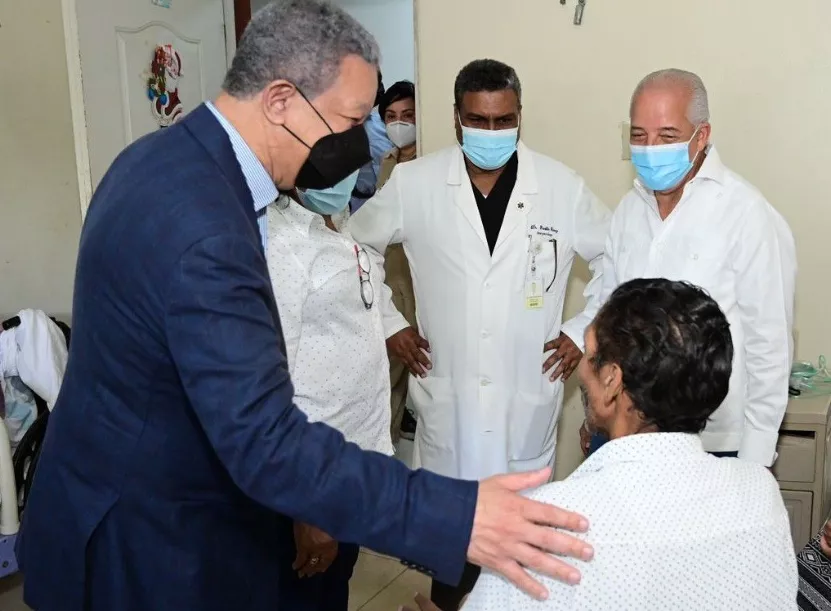 El expresidente recorrió las áreas del centro de salud.