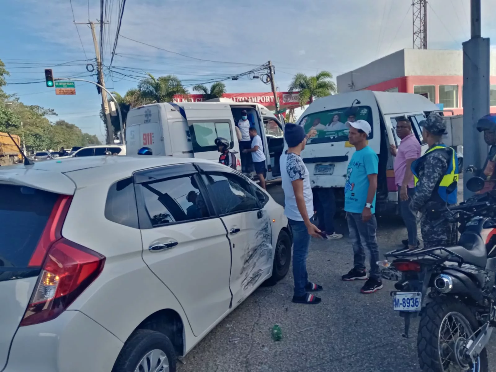 9-1-1 coordina la asistencia en accidente de tránsito en la avenida Lupe… (1)