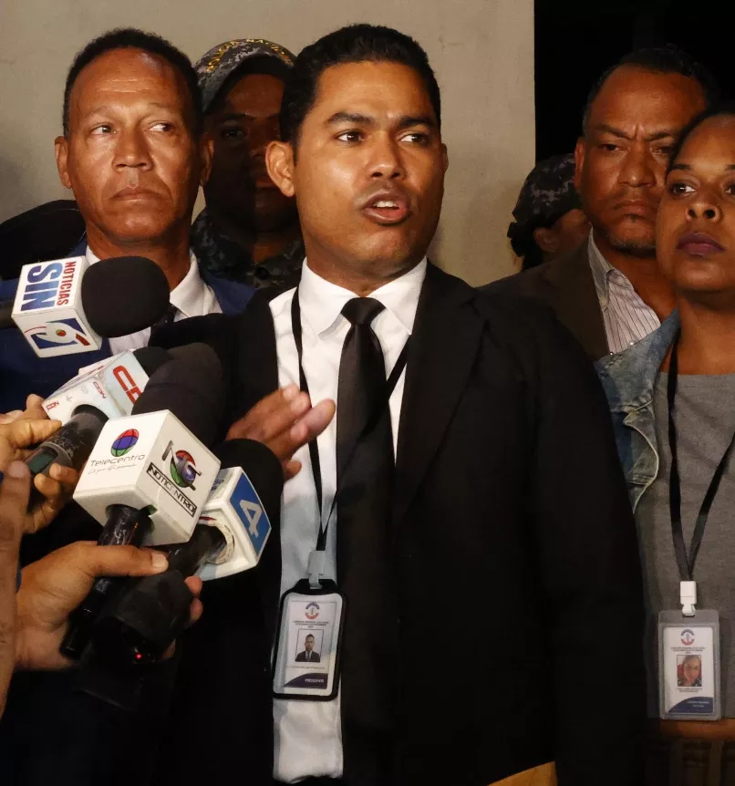 Ydelfonso Brito habla a la prensa sobre el conflicto.