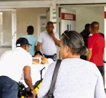 Pacientes son llevados con  traumas y  fracturas.  Arlenis castillo