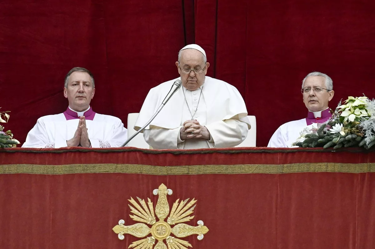 Pope Francis leads Urbi et Orbi blessing in St Peter’s Square