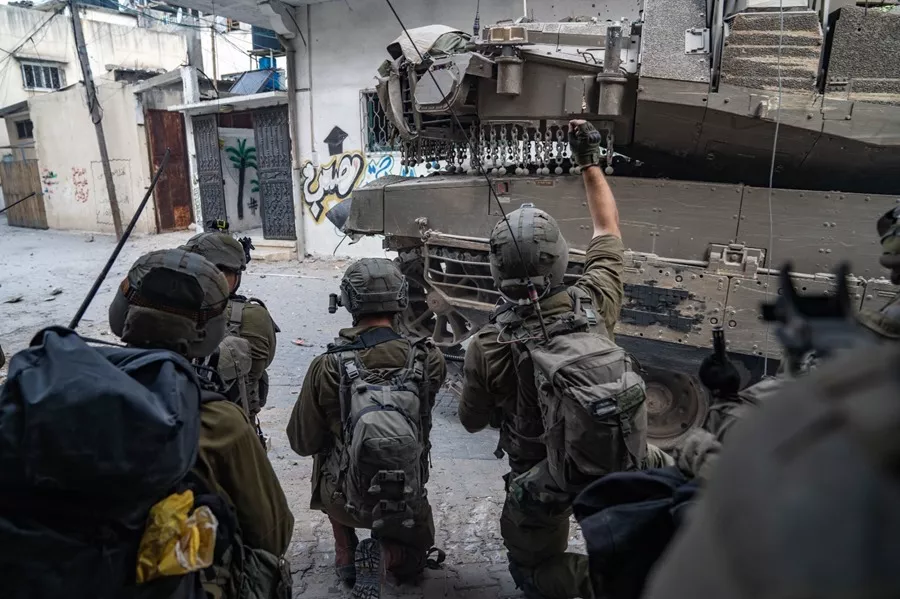 FRANJA DE GAZA, 15/12/2023.- Imagen facilitada por el Ejército israelí de varios soldados israelíes durante sus operaciones de última hora en la franja de Gaza. Israel recuperó el cuerpo de otros dos secuestrados en Gaza, dos militares, en una operación en la Franja palestina, informó este viernes el Ejército israelí. EFE/ Ejército de Israel (IDF) SOLO USO EDITORIAL/SOLO DISPONIBLE PARA ILUSTRAR LA NOTICIA QUE ACOMPAÑA (CRÉDITO OBLIGATORIO)