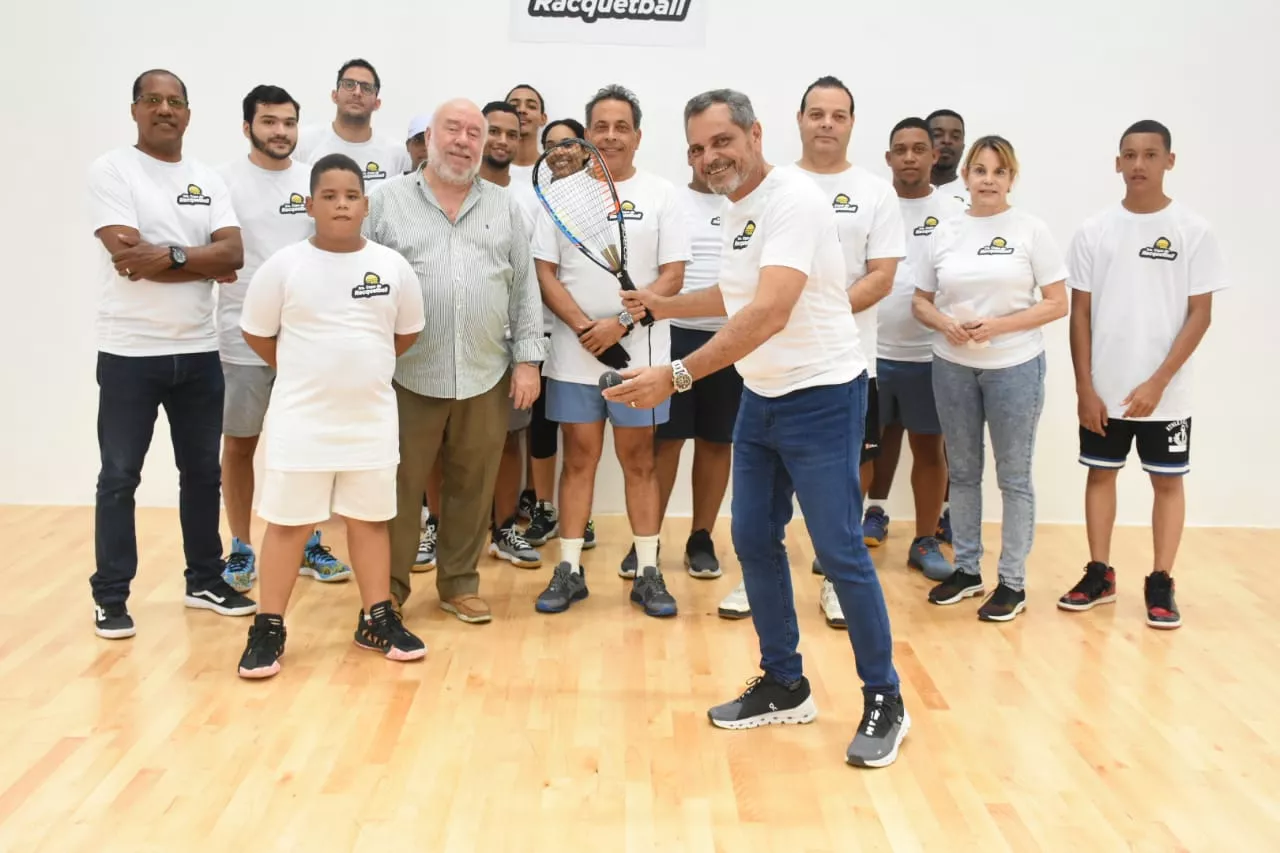 Junior Noboa realiza saque de honor