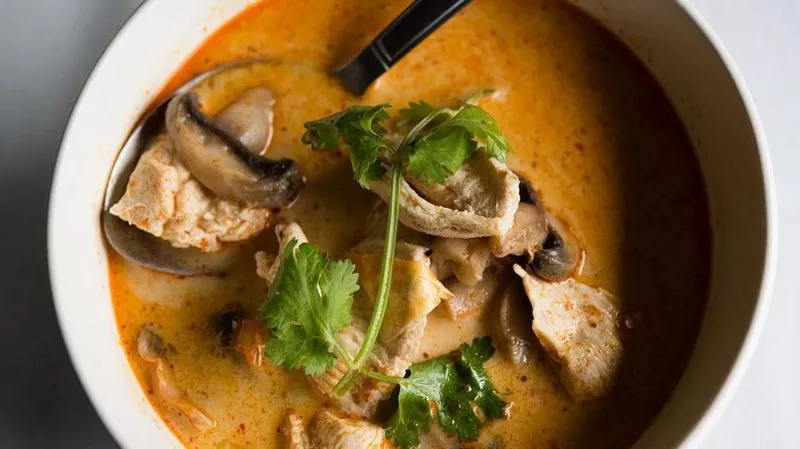 El secreto de cómo la sopa de pollo nos beneficia está en sus ingredientes.