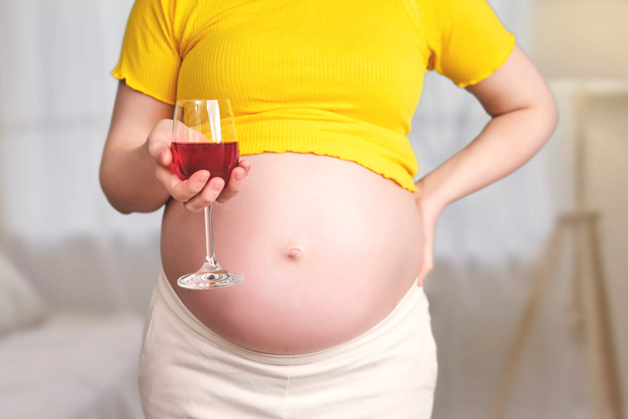 beber-alcohol-embarazada-cara-del-bebe-1-scaled