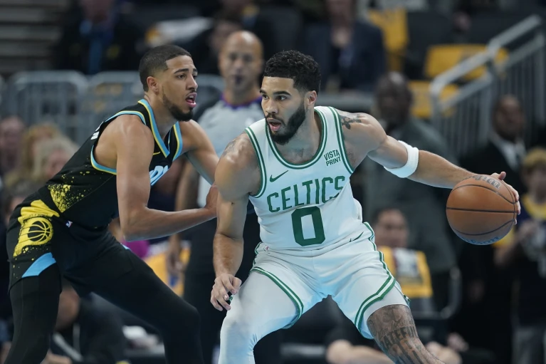 haliburton defiende a Tatum