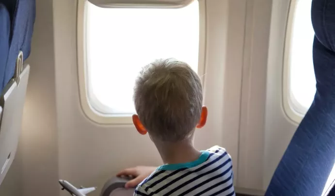 niño solo en avión