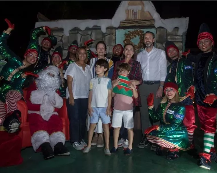 Ejecutivos de las marcas y personajes junto a los niños.