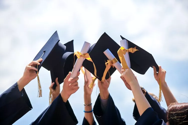 teacher-builds-stage-for-graduation-students-1