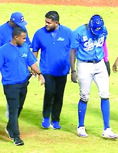 Ronny Mauricio salió del terreno con los trainers.
