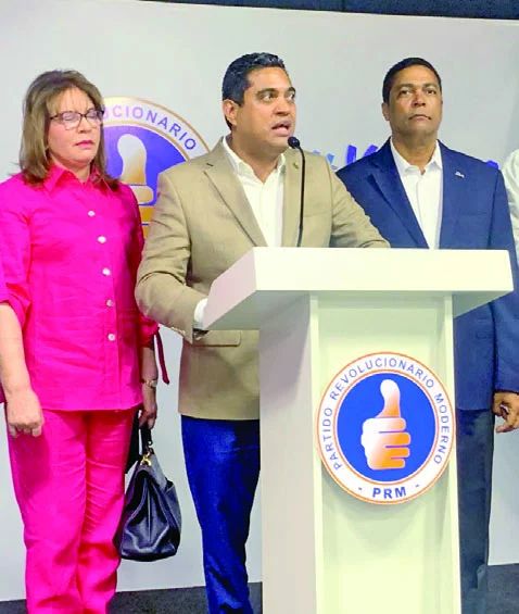 El anuncio del acto del domingo fue hecho por Kelvin Cruz.
