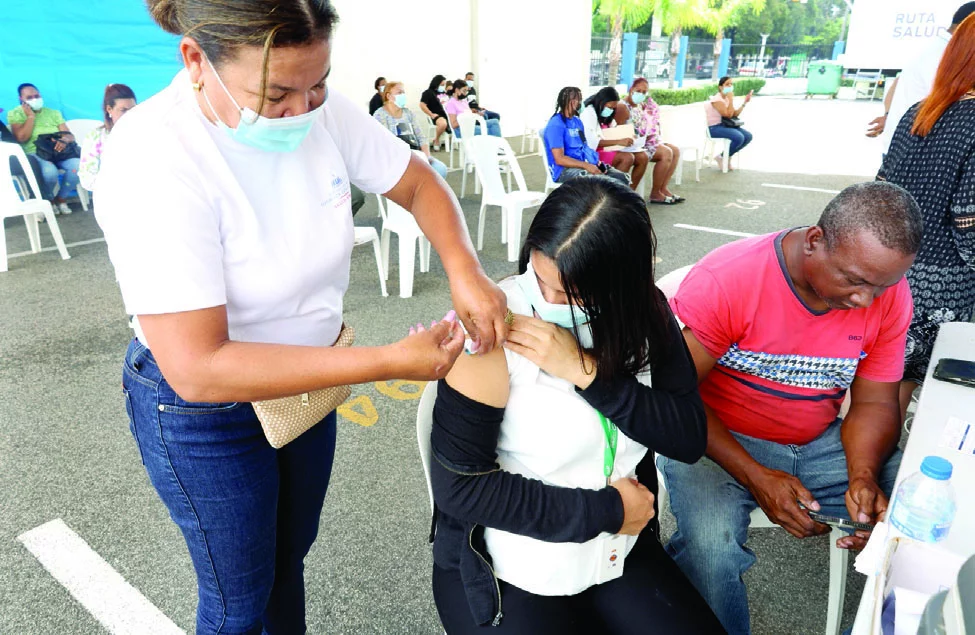 Mujer  mientras se aplicaba la semana pasada un refuerzo de la vacuna contra el coronavirus en Salud Pública.  José de león