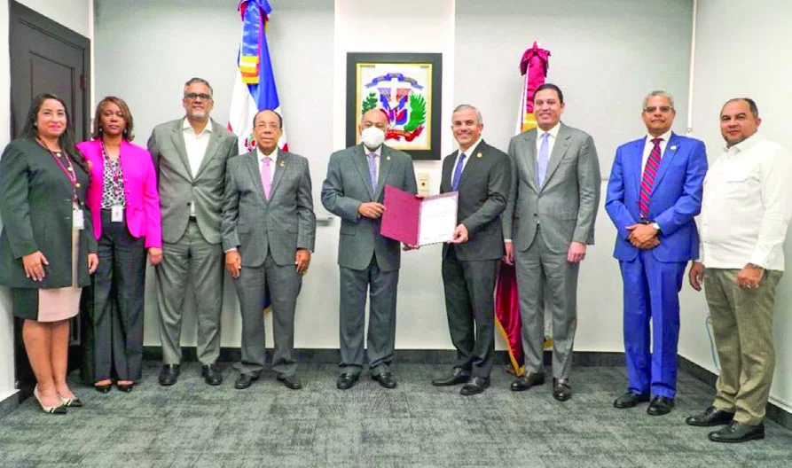 Milton Ray Guevara e Iván Hernández Guzmán, al centro, junto a representantes de ambas entidades.