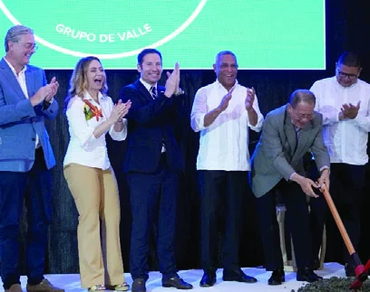 Ejecutivos del proyecto junto a representantes del Gobierno dan el picazo.