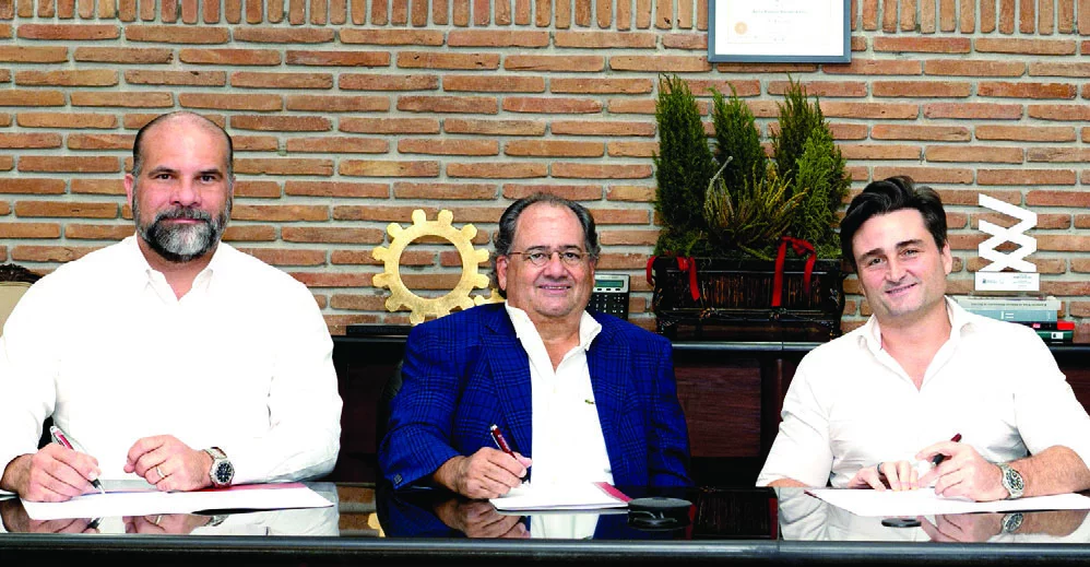 Jesús Feris, Miguel Feris, Rafa Monestina, durante la firma de la alianza estratégica entre  ambas empresas.
