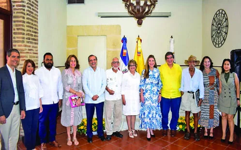 Carolina Mejía, al centro, junto a personalidades del país.