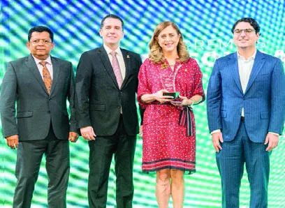 Ejecutivos de Fundación reciben premio a la Gestión Institucional de Inclusión Financiera.