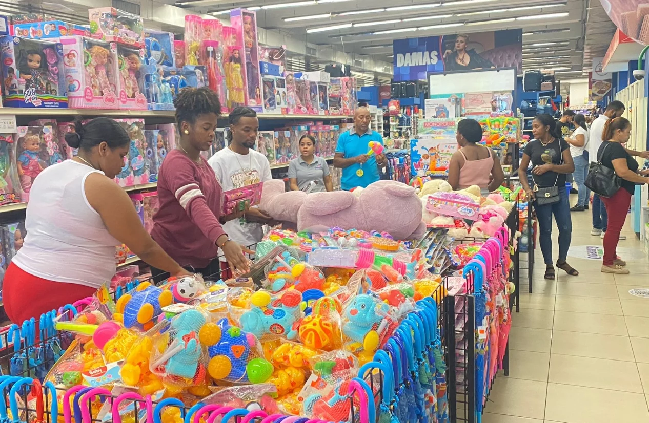 Ayer todavía había personas comprando juguetes en comercios.  eymi silvestre