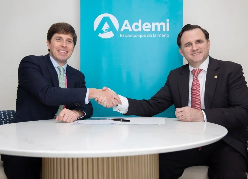 Edward Marshall y Andrés Bordas en firma acuerdo.