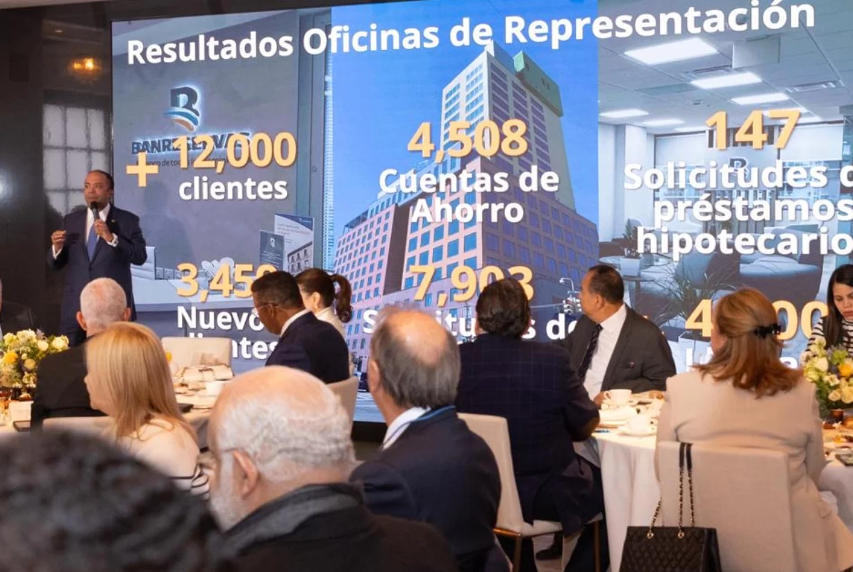 Ejecutivos del Banco de Reservas durante encuentro con periodistas dominicanos.