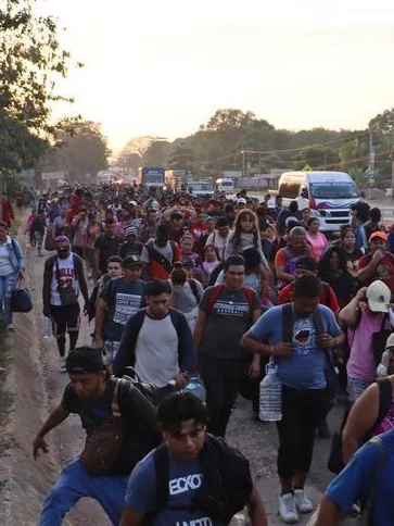 La caravana está integrada por dos mil migrantes.