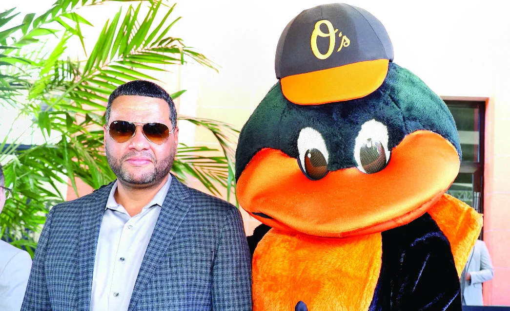 Koby Pérez junto  a la mascota de los Orioles en la apertura de la academia.   francis luna.