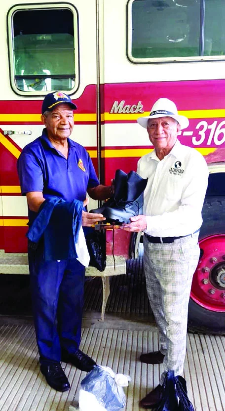 Víctor Espinal, hace entrega del  uniforme.