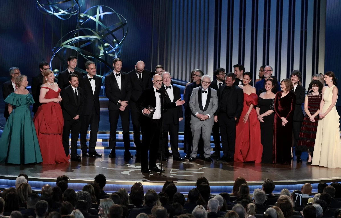 Felices y muy unido el elenco de 'Succession' subió al escenario a recoger el premio. .