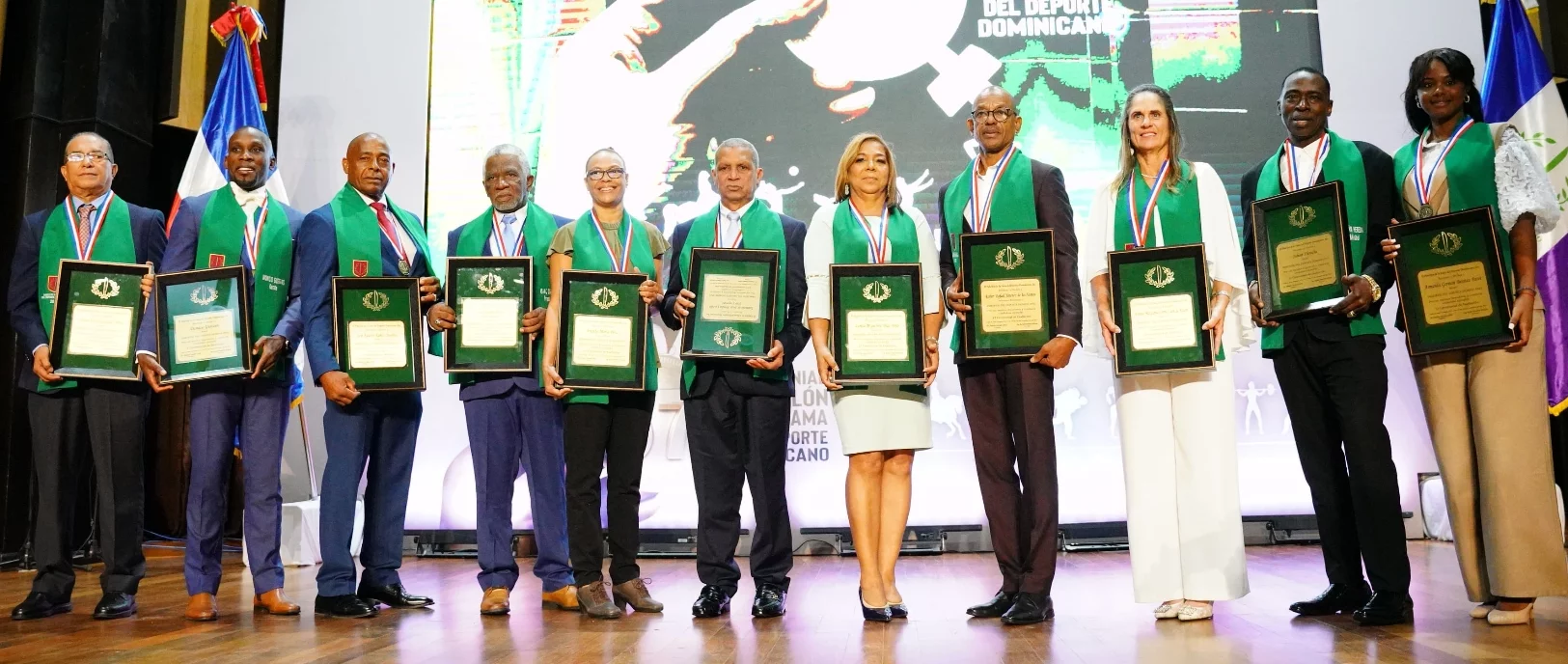 Los nuevos inmortales son  sus placas de reconocimientos como nuevos inmortales del deporte dominicano.  manolito jiménez.