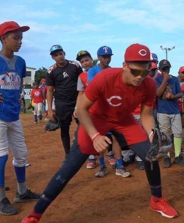 Jóvenes de ligas en plena faena ante de las clínicas.