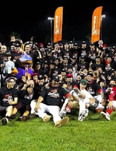Los Criollos de Caguas celebran tras  ganar torneo.