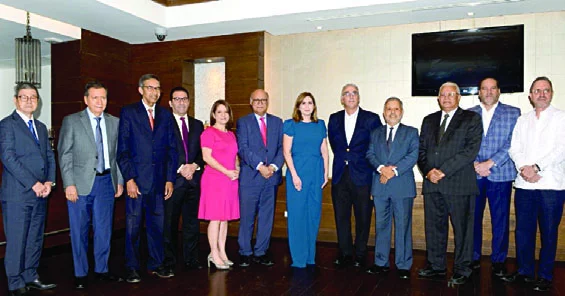 Parte de los miembros del consejo directivo de la UNE.
