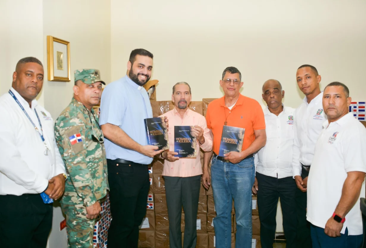 Juan Pablo Uribe, al centro, hace entrega de las obras al Arzobispado de Santo Domingo.