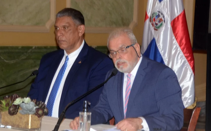 José Vila  junto al ministro de Interior y Policía, Jesús Vásquez.
