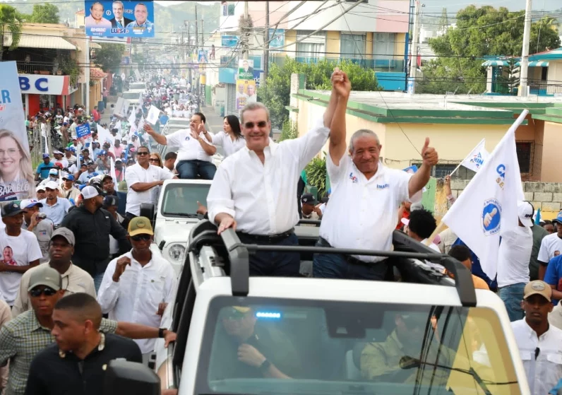 Abinader junto al alcalde del municipio  Hayo Mayor.