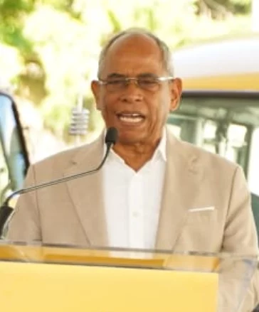 Onéximo González mientras detallaba las rutas.