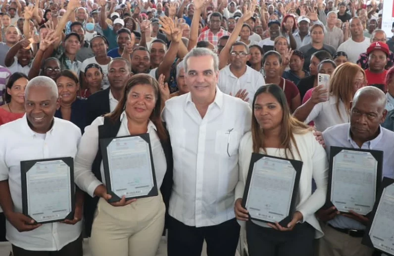 Abinader junto a varios de los beneficiados con los títulos.