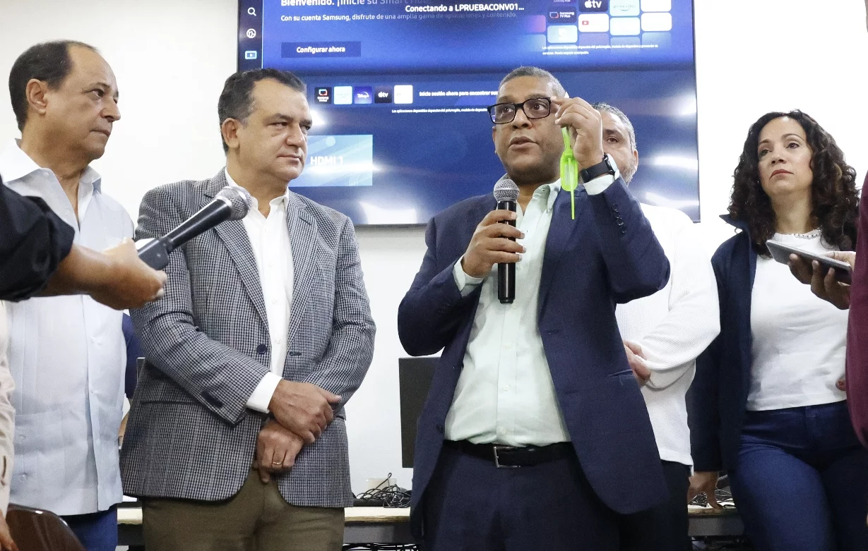 Jhony Rivera, de Informática, junto a los miembros del Pleno de la JCE. FUENTE EXTERNA