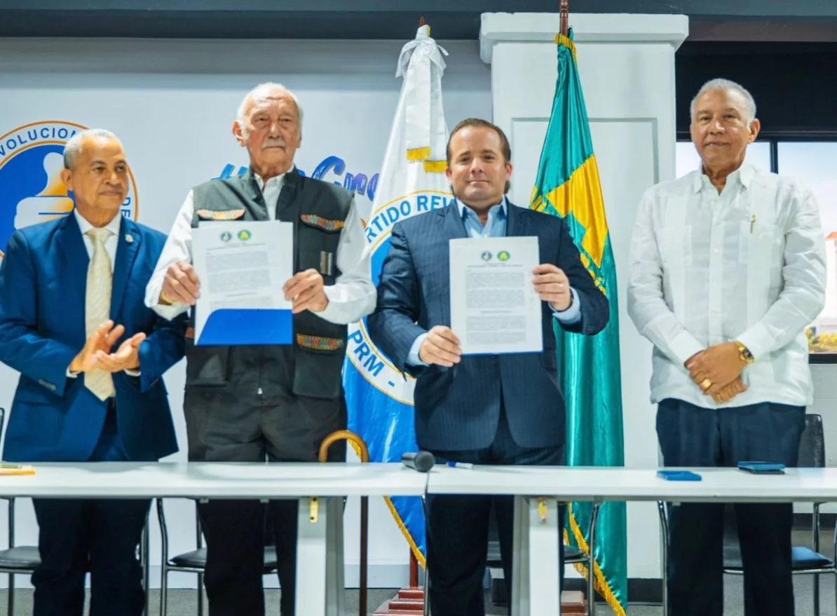 Directivos del PRM y de Alianza País mientras mostraban el acuerdo ayer.