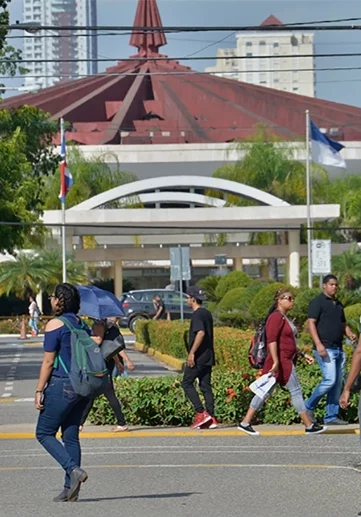 Miles de estudiantes de Villa  tienen que viajar a SD.