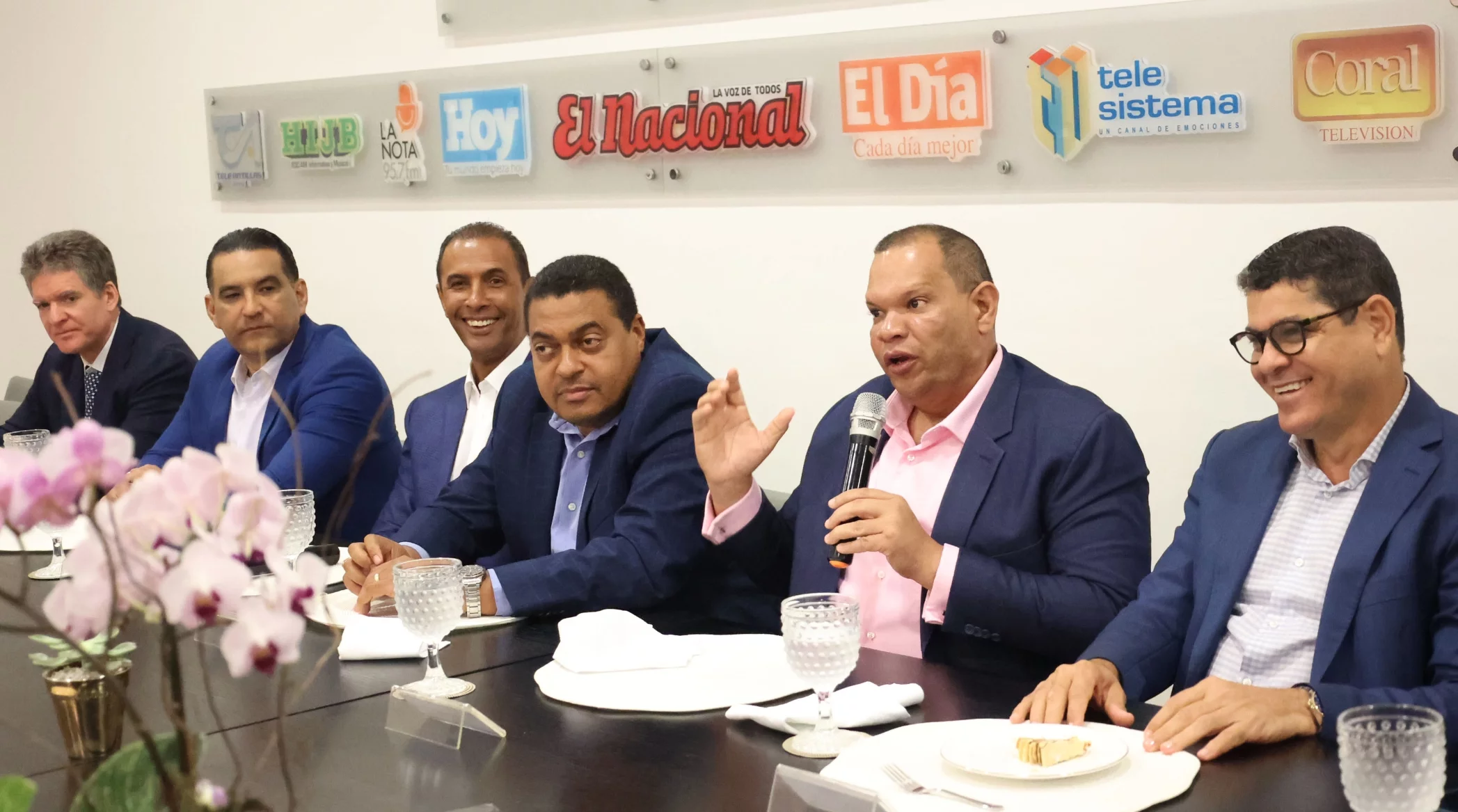 José Alfredo Corripio, Luis Alberto Tejeda, Domingo Contreras, José P. Monegro, Carlos Guzmán y Aquilino Serrata, en el Almuerzo Corripio.    JOSÉ DE LEÓN